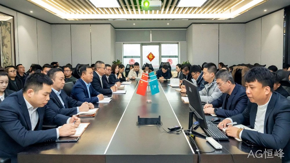 在泸州老窖“中国第一窖”石刻前打卡留念  AG恒峰将继续秉持开放合作的态度，与业界同仁共同探索中国白酒的新高度，共绘酒业美好蓝图，全力打造产品质量更优、品牌影响力更大的现代化白酒企业。