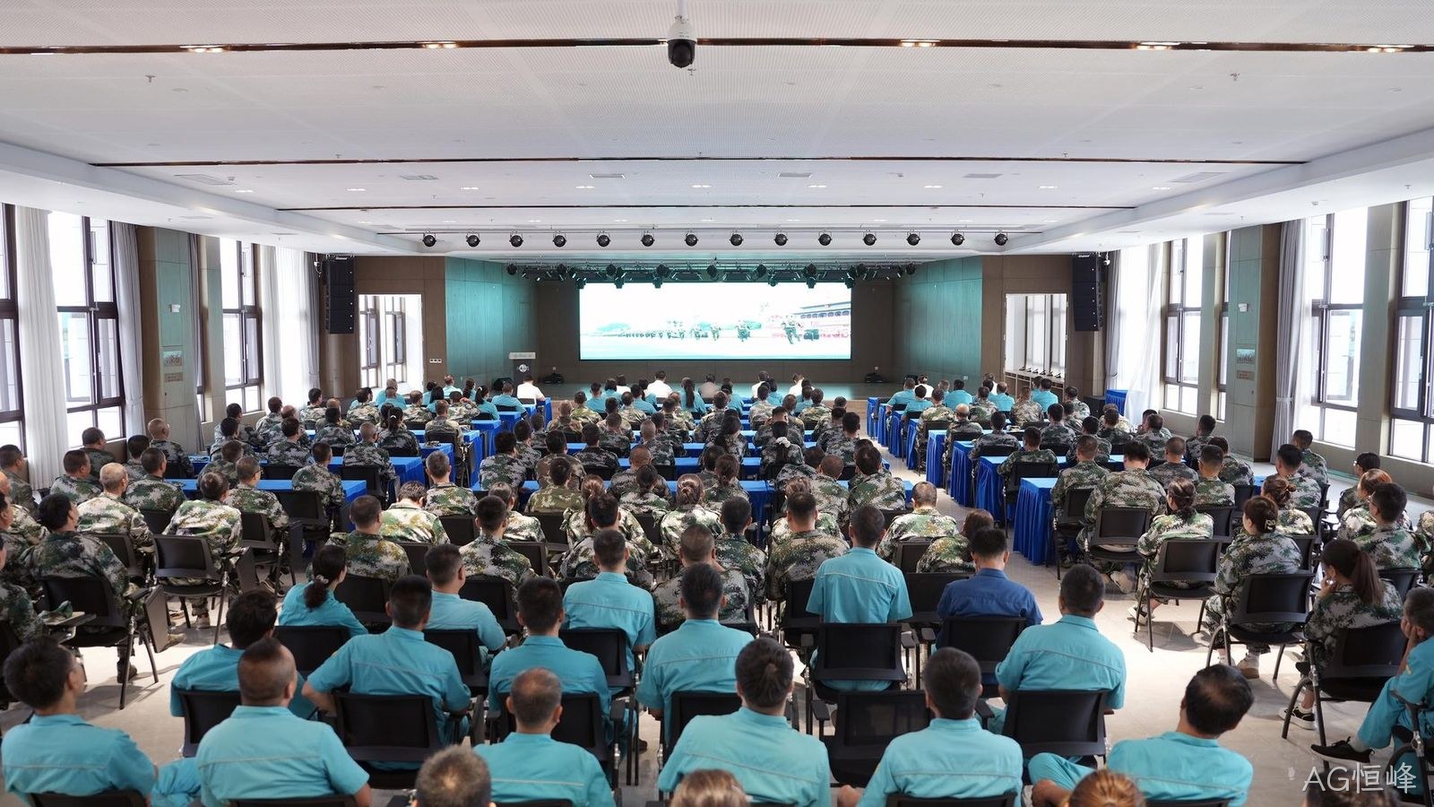AG恒峰组织全体员工观看抗战胜利80周年阅兵仪式