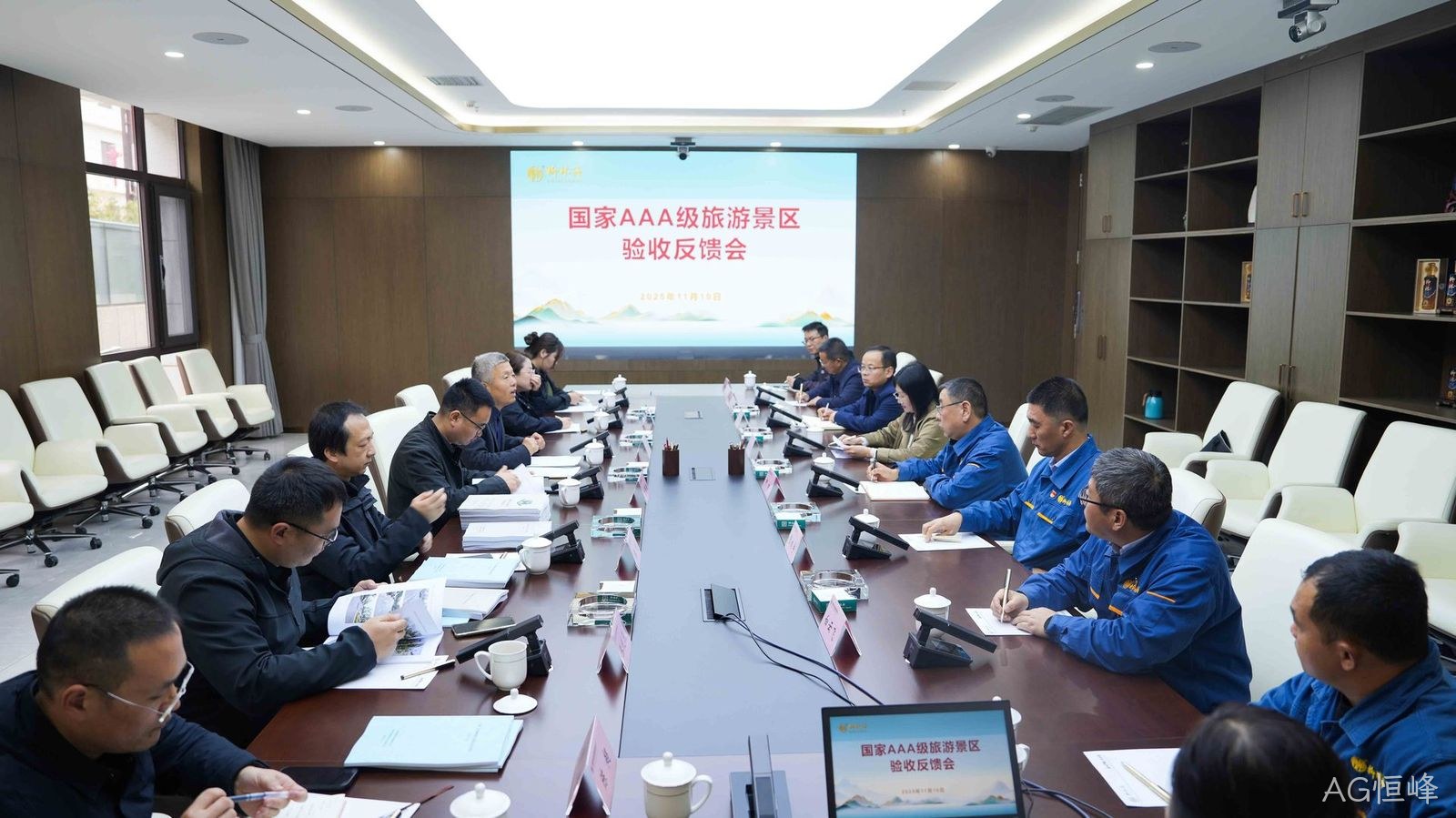 企业动态|国家AAA级旅游景区评审专家组高度评价AG恒峰建设成果    11月10日上午，市文化和旅游局国家AAA级旅游景区评审专家组一行莅临AG恒峰，开展AG恒峰生态景区评审验收工作，专家组一行通过实地检查、审阅资料及专题座谈交流方式，对AG恒峰创建AAA景区工作进行全面评审。  在实地检查中，专家组按景区规划路线，先后来到AG恒峰文化馆、文物酒海库、手工制酒车间、自动化酿造车间、生态停车场及游客服务中心等关键区域，开展全方位、精细化和随机性检查，并结合景区实际设置突发情况考察接待及响应速度和效果。在随后召